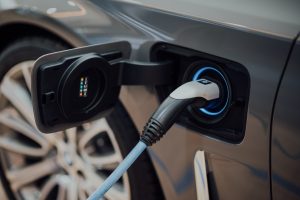 ładowanie samochodu elektrycznego